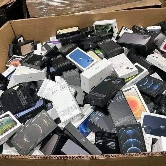 iPhones & Phones & accessories - Image 3